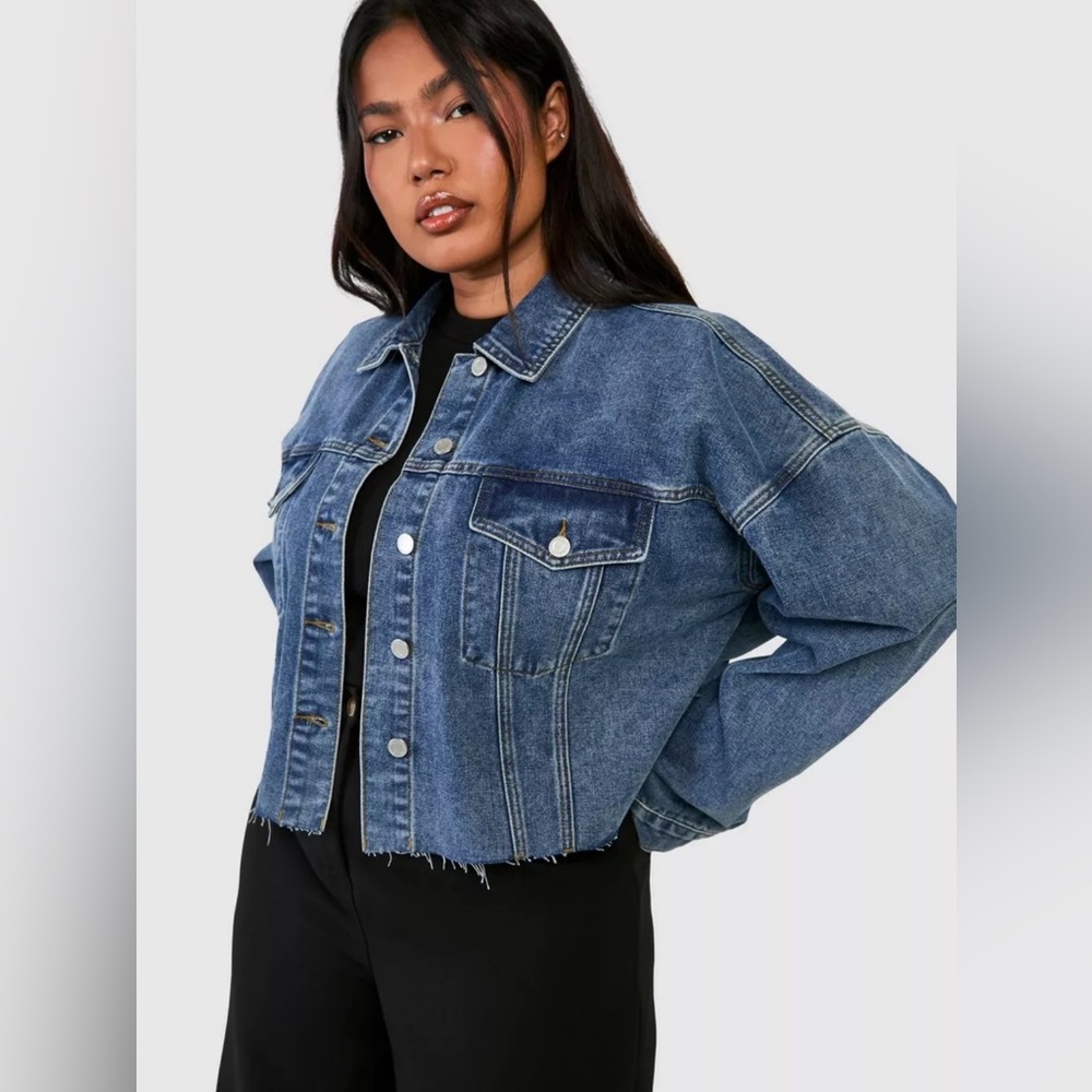 Cropped jean jacket. Size Medium. Forever 21.